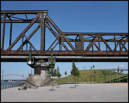 Östliches Ende der Hochfelder Eisenbahnbrücke