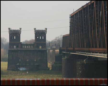 Historische Brückentürme – heute Ruinen in der Rheinaue