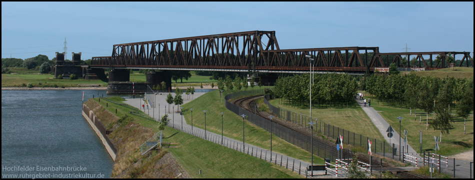 Blick von der Duisburger Seite auf die Hochfelder Eisenbahnbrücke, links die Reste der alten Brückentürme eines Vorgängerbauwerks