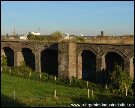 Die alte Bahntrasse ist bewachsen; Blick nach Wesel Innenstadt