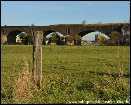 Steinbogenbrücke als Teil der Eisenbahnbrücke Wesel