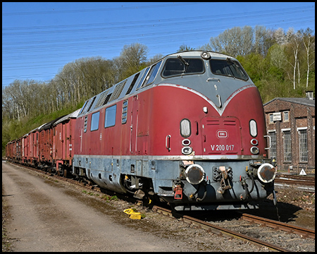 Rote V 200 Diesellokomotive mit Güterwagen-Zug