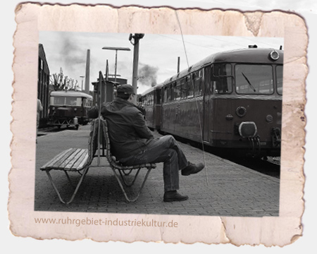 Szene im Eisenbahnmuseum Bochum mit altem Schienenbus