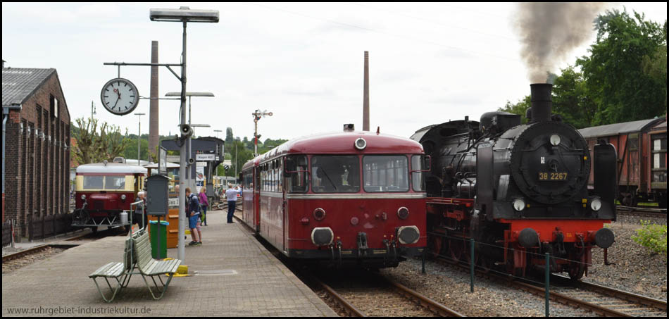 Hochbetrieb im Eisenbahnmuseum: Wismarer Schienenbus T2 als Pendel zum S-Bahnhof, Schienenbus als Ruhrtalbahn nach Hagen und Führerstandspendelfahrten mit Dampflok der Baureihe 38.