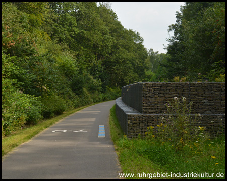 Asphaltierter Radweg auf alter Bahntrasse mit Kilometrierung