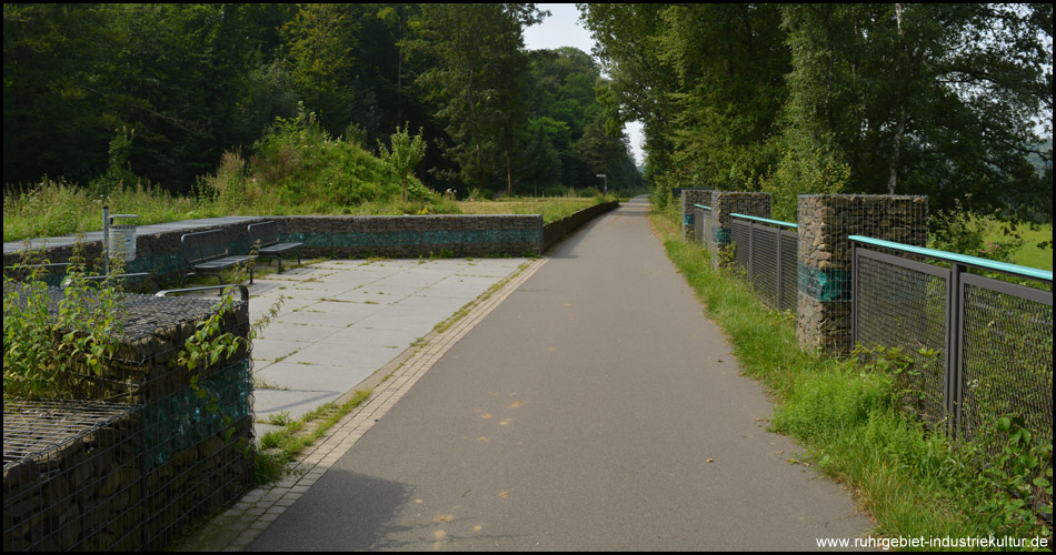 Rastplatz am ehemaligen Haltepunkt Wengern-West (Blick zurück)