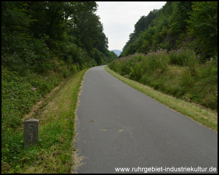 Kilometerstein der Eisenbahn am Wegesrand