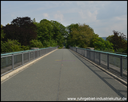 Breiter Radweg auf dem Viadukt Wengern