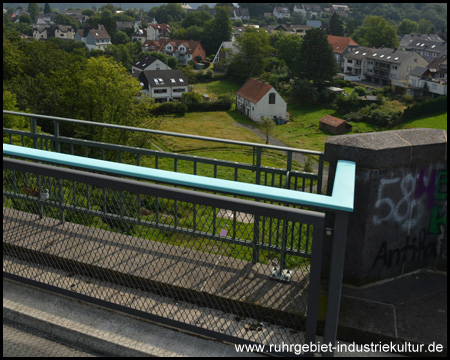 Blick nach unten auf die Siedlung und das Tal der Elbsche