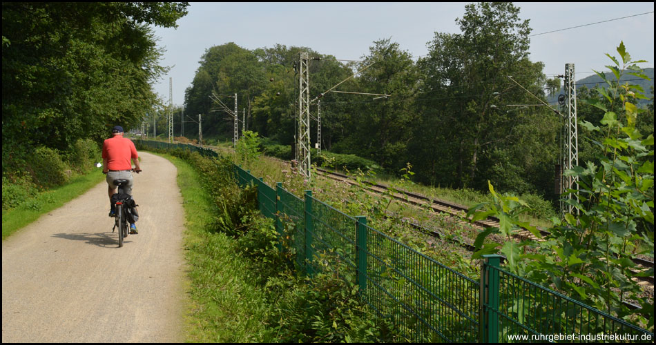 Ende des eigentlichen Bahntrassenradweges am Bahnhof Bommern-Höhe: Hier werden die Gleise noch genutzt