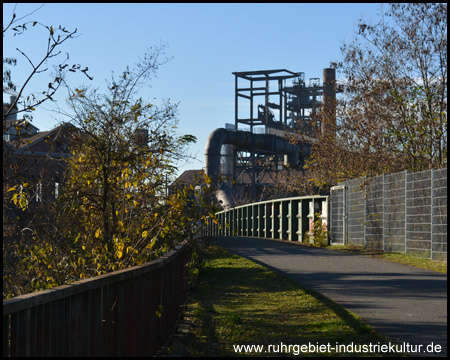 Trogbrücke über die Hellwegbahnstrecke, hinten der Hochofen