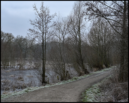 Weg entlang einer vereisten Wasserfläche