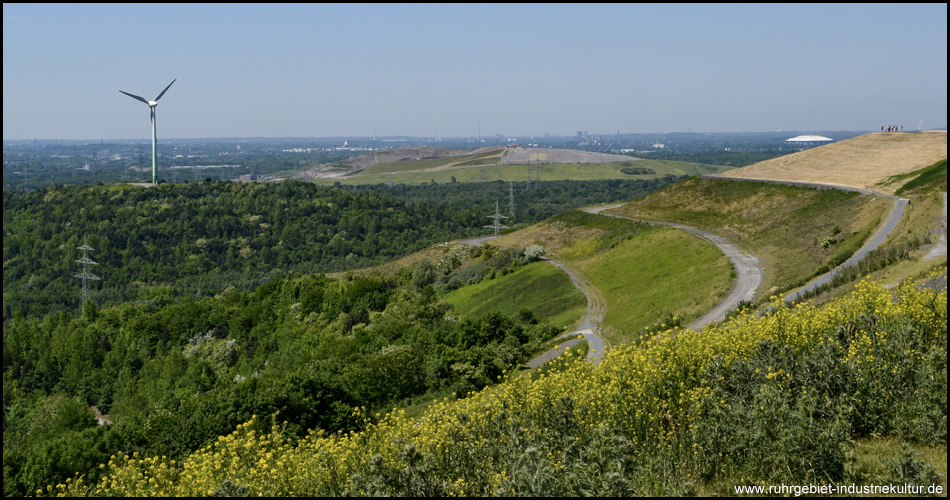 Blick von der Halde Hoheward auf die Halde Hoppenbruch (mit Windrad) und die Deponie Emscherbruch im Hintergrund