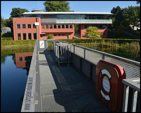 Räumerbrücke als Aussichtsplattform über dem Teich