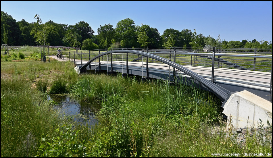 Brücke über den Suderwicher Bach im Emscherland 2020 in Castrop-Rauxel
