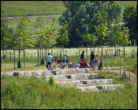 Steinerne Treppe zum Bach mit Radfahrern