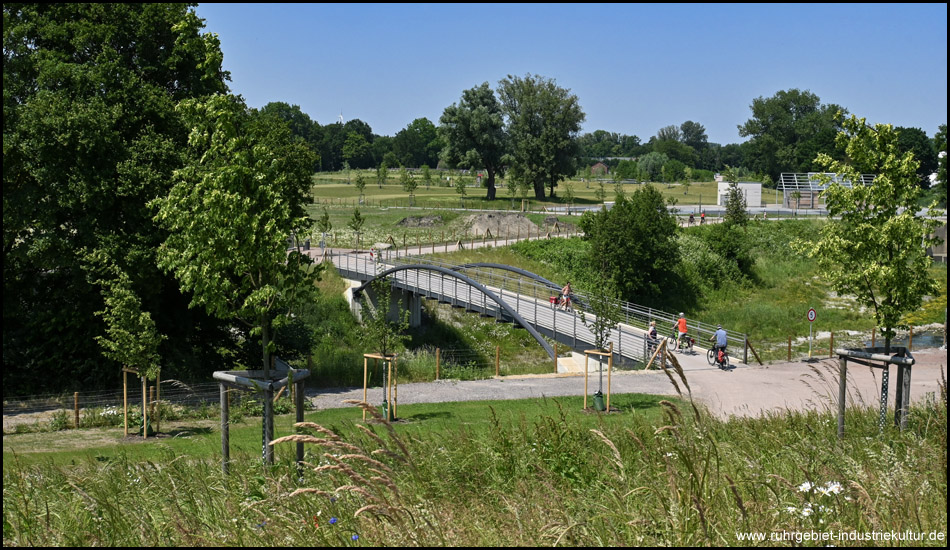 Brücke über die Emscher im Emscherland 2020 in Castrop-Rauxel