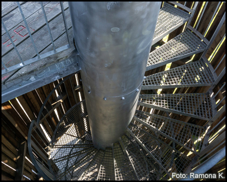 Wendeltreppe in einem Holzturm