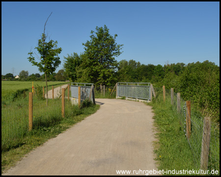 Wegeverlauf durch Felder und Wiesen