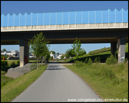 Brücke der Bundesstraße B236 über das Emschertal