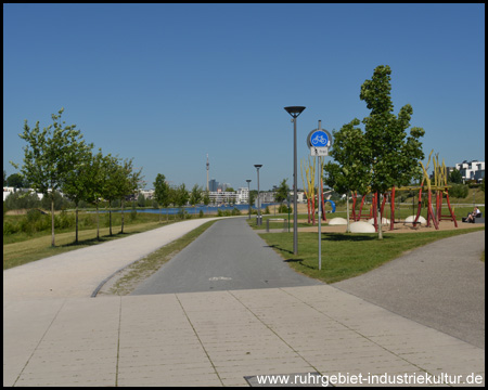 Links Fußgänger, Mitte Radler und Inliner, rechts Spielplatz