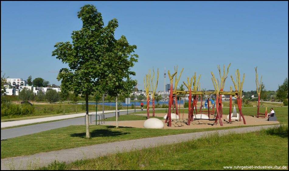 Schön gestalteter Spielplatz am PHOENIX-See in Hörde