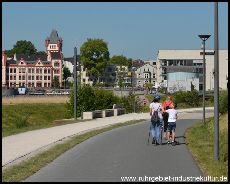 Hörder Burg am Hafen. Mit der Klingel Fußgänger verscheuchen