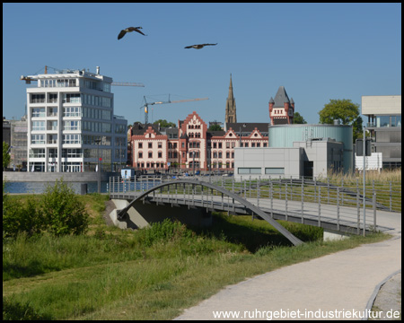 Der See-Rundweg folgt rechts nun der Eliasbahn