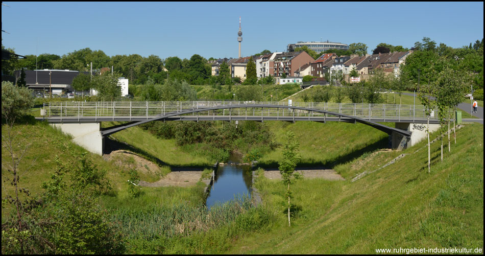 Freigelegte Emscher: Hier befanden sich Ende der 1990er Jahre noch Eisenbahnschienen der Eliasbahn