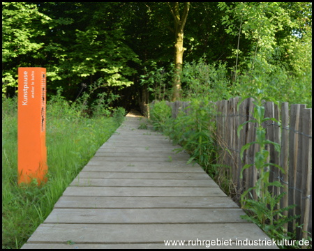 "Kunstpause": Stege führen in den Haselnusswald