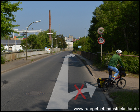 Verwechslungsgefahr: Erst über die Brücke fahren!