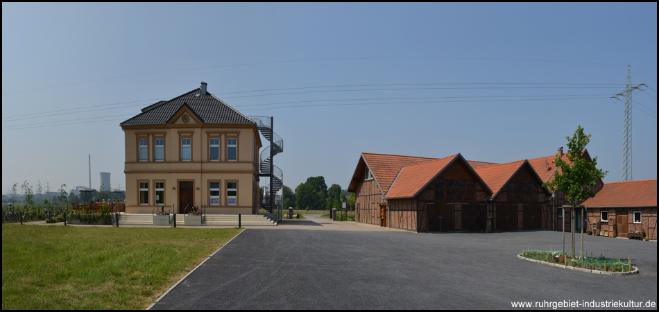 Panoramablick über die Hofanlage mit dem Kiosk und der Sonnenterrasse