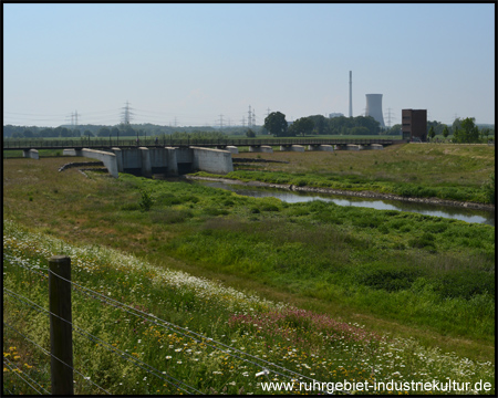 Wehranlage vom Hof aus gesehen, hinten Kraftwerk Knepper