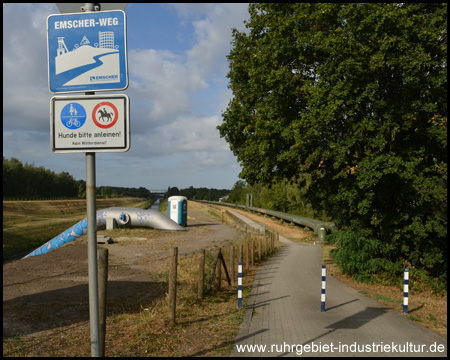 Emscherweg parallel zum Fluss und entlang einiger Rohre