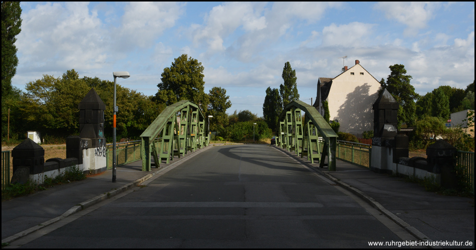 An den Sutumer Brücken. Die Straßenlaterne hat einen orangefarbenen Laternenring, wie in der Einleitung beschrieben