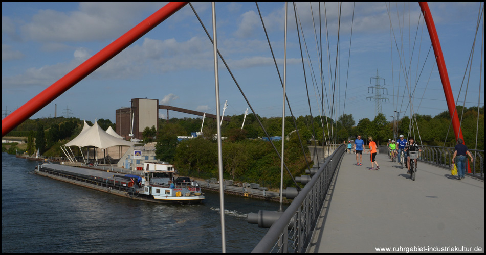 Doppelbogenbrücke und Amphitheater am Rhein-Herne-Kanal