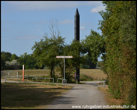 An einer Kreuzung steht der "Carbon Obelisk"