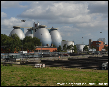 Die Faultürme in Ei-Form der Kläranlage Bottrop