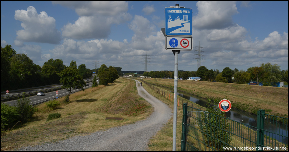 Der Emscherweg verläuft bei Ebel zwischen Autobahn A42 und Emscher. Die orangefarbenen Pfosten markieren die "Insel-Tour"