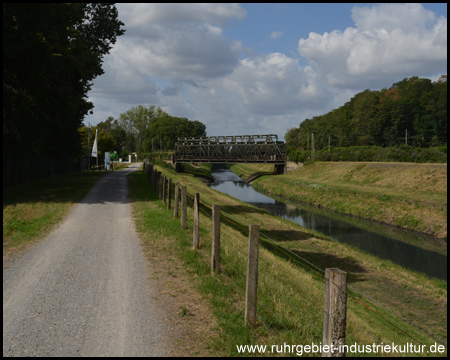 Eisenbahnbrücke über die Emscher am BernePark