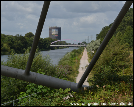 Emscherweg am Kanalufer mit dem Ziel vor Augen