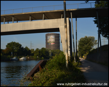 Tausendfüßlerbrücke mit Gasometer, also Blick in Gegenrichtung