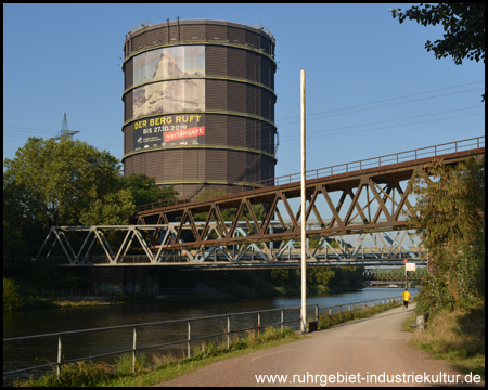 Der Gasometer Oberhausen vom Emscherweg gesehen