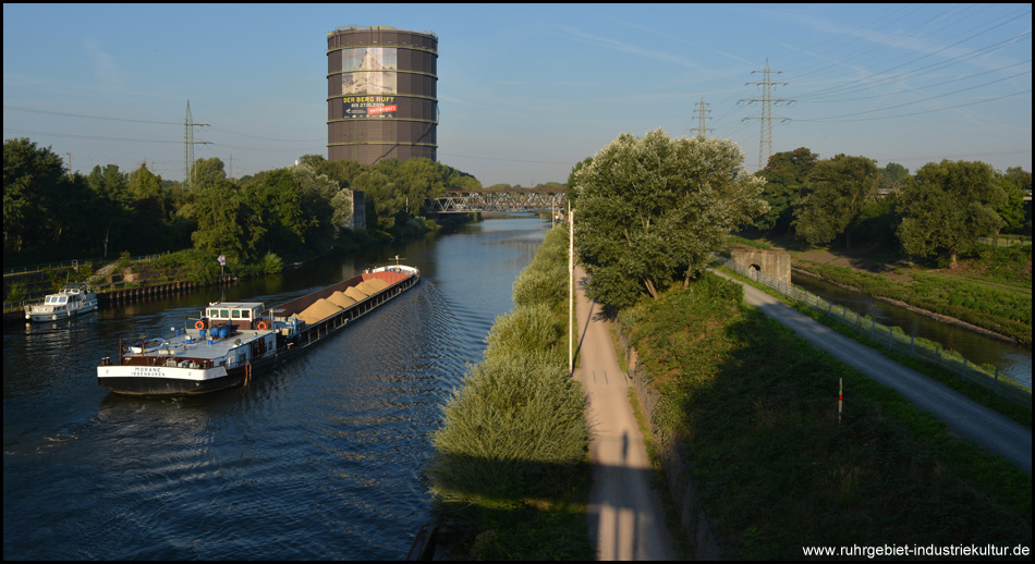 Gasometer am frühen Morgen von der Tausendfüßlerbrücke aus gesehen. Links der Rhein-Herne-Kanal, rechts die Emscher