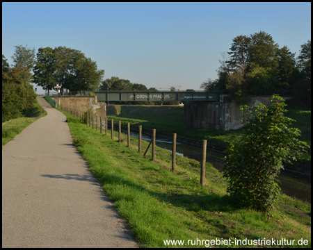 Brücke des Radwegs Grüner Pfad auf der alten Eisenbahn