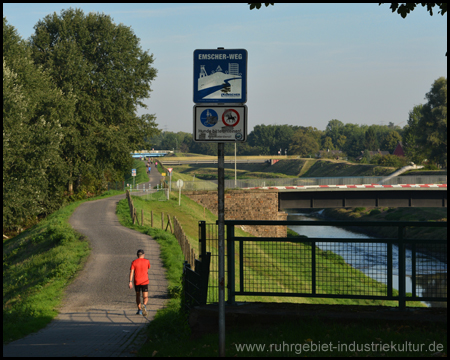 Rad- und Wanderweg parallel zum Fluss
