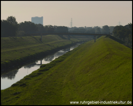 Emscher im Morgengrauen, hinten ist der Gasometer zu sehen