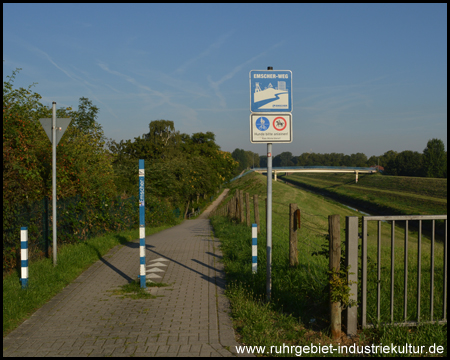 Hohe Deiche begrenzen den Fluss in seinem Unterlauf