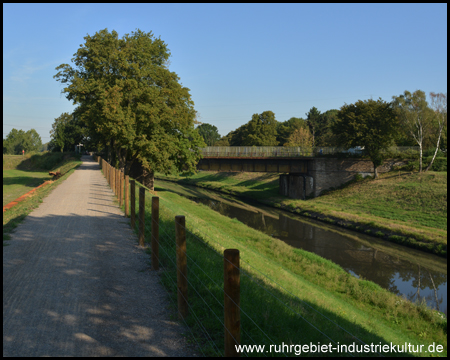 Brücke der HOAG-Trasse bei Holten. Wir müssen hinüber.