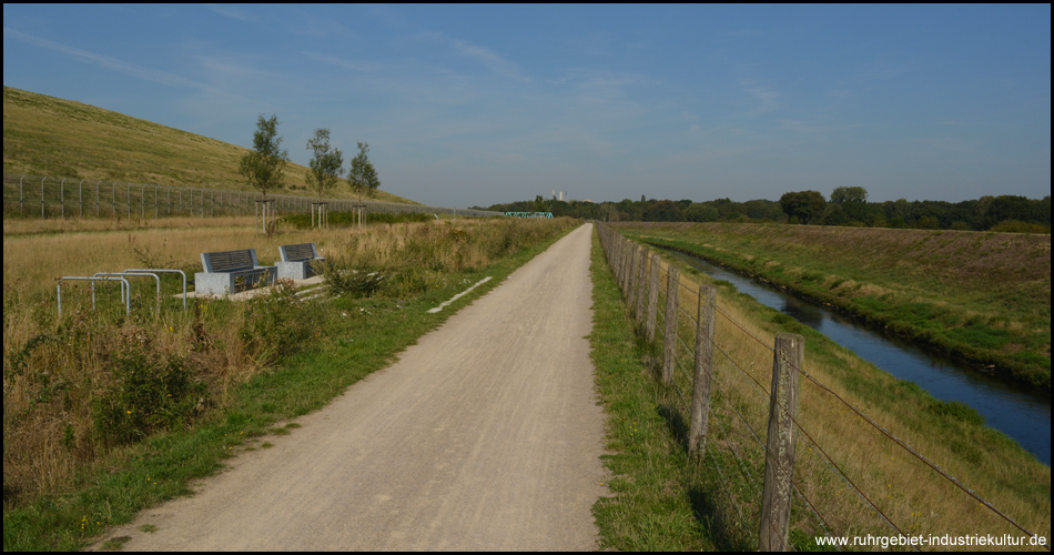 Hangpark an der Deponie Wehofen mit Ruheplätzen und Fitness-Geräten. Schattenspendendes Grün muss noch nachwachsen